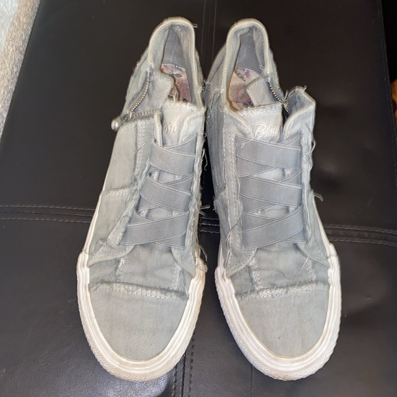 Nice pair of gym shoes - Picture 2 of 6